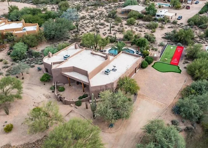 Desert Hideaway Shuffleboard Court Golf Billiards Holiday home